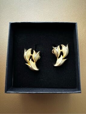 Vintage Crown Trifari Gold Tone Tulips Leaf Clip on Earrings